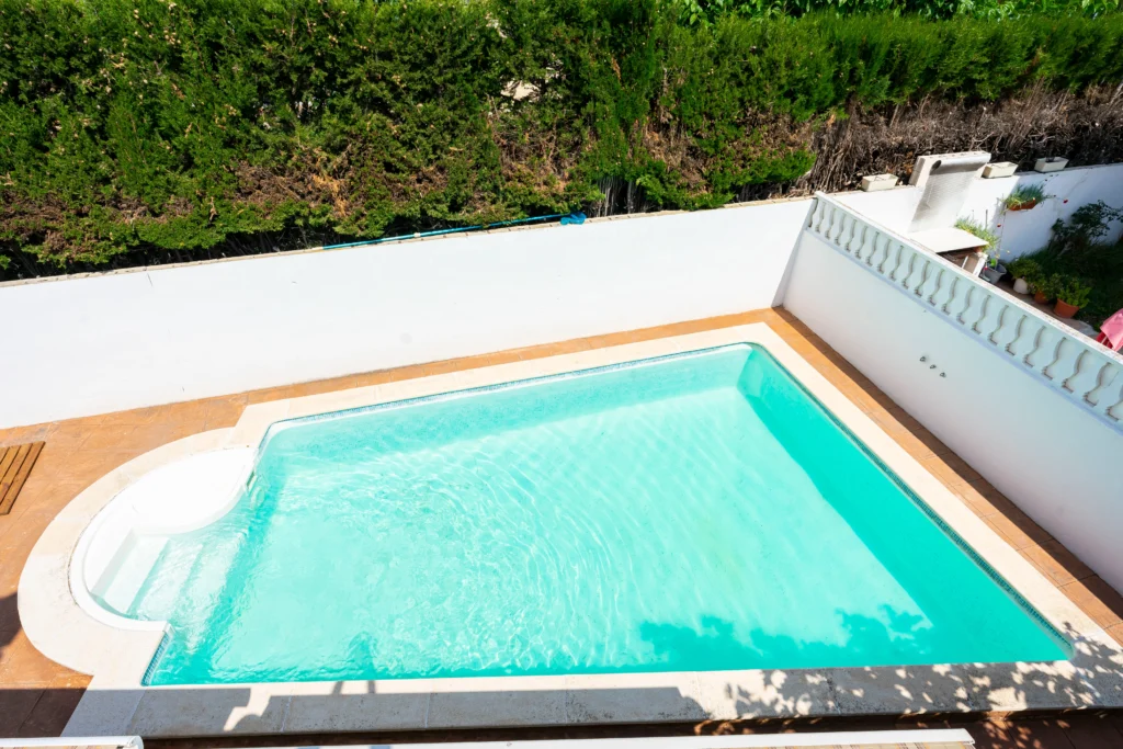 Vista de la piscina agua salada, agua más natural y cristalina